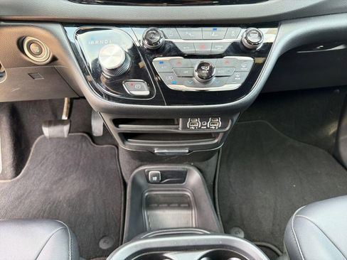 Certified 2025 Chrysler Pacifica Select image 18