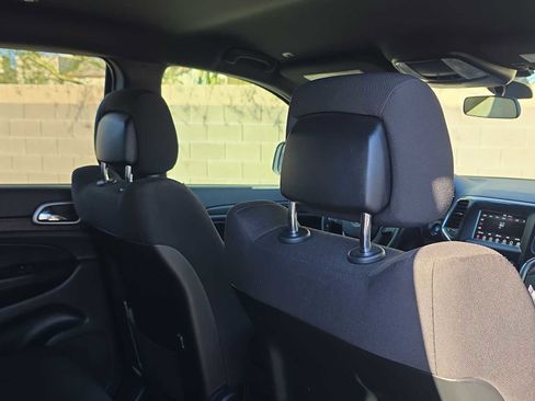 Used 2018 Jeep Grand Cherokee Laredo image 16