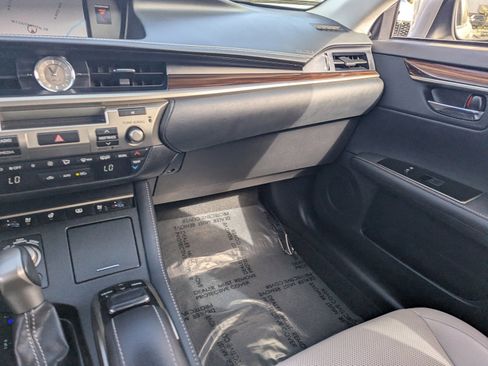 Used 2016 Lexus ES 350 w/ Luxury Package w/Wood Trim image 18