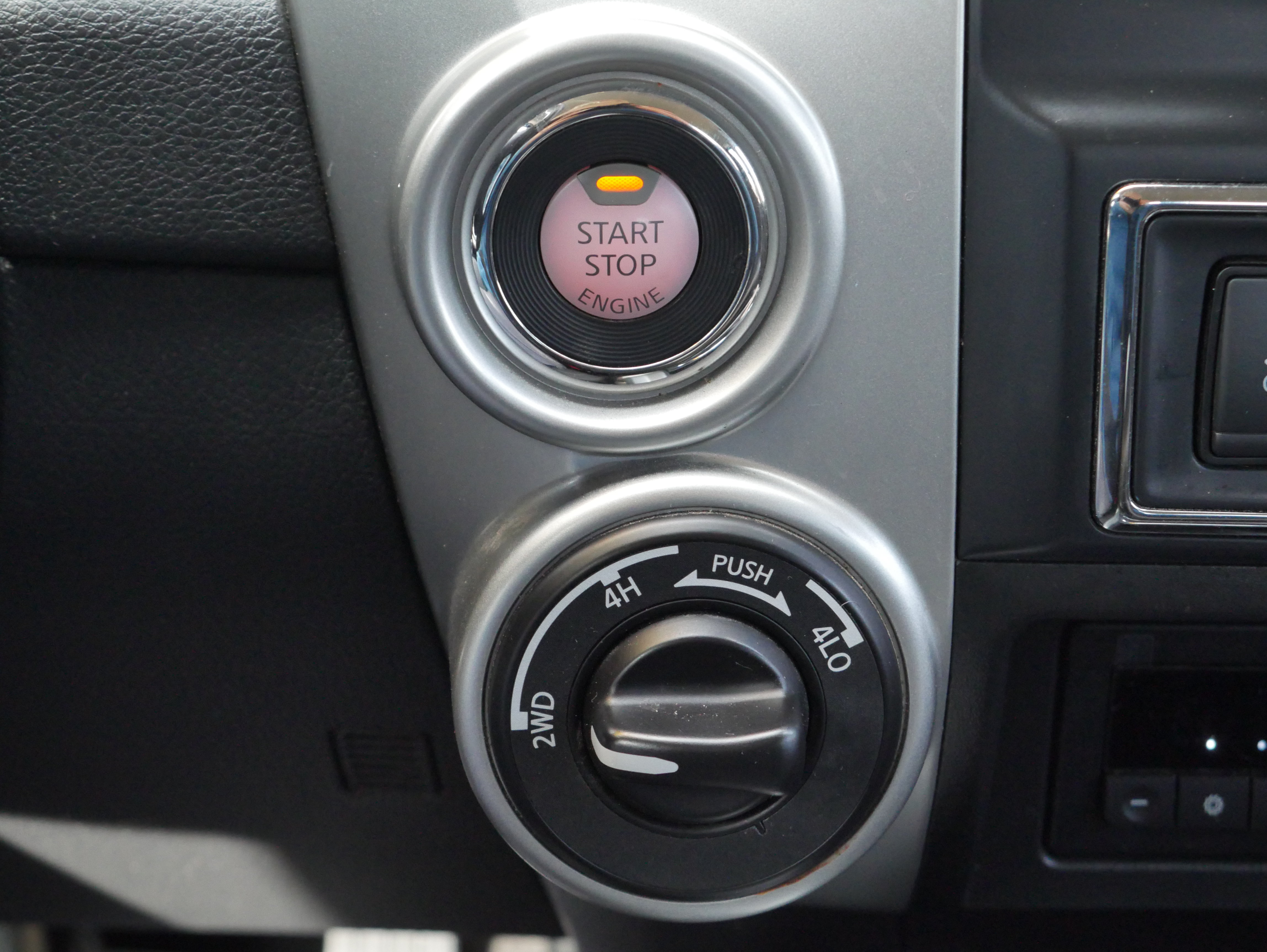 Used 2018 Nissan Titan SV w/ SV Convenience Package AWD/4WD image 8
