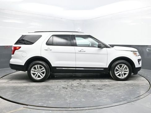 Used 2018 Ford Explorer XLT image 8