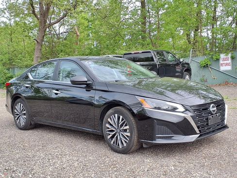Used 2025 Nissan Altima 2.5 SV FWD image 3