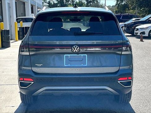 Certified 2025 Volkswagen Taos SE image 6