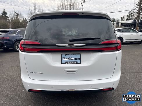 Used 2024 Chrysler Pacifica Touring-L image 6