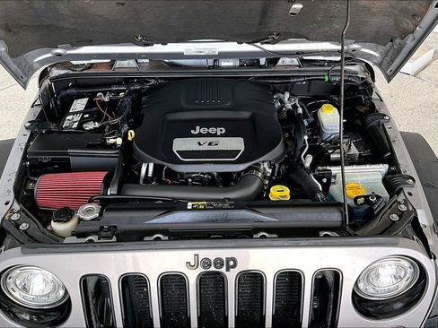 Used 2018 Jeep Wrangler Unlimited Sahara AWD/4WD image 11