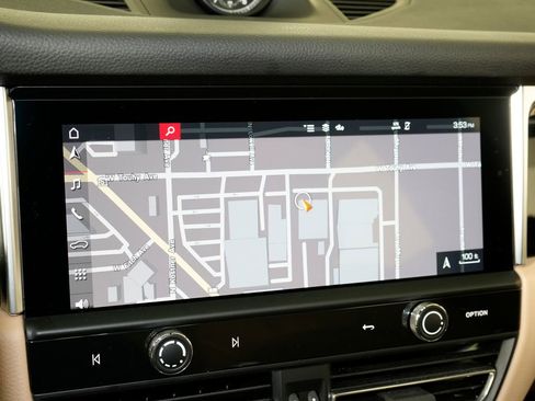 Certified 2024 Porsche Macan AWD/4WD image 31