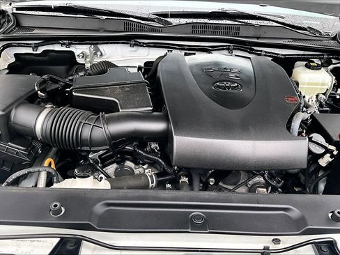 Used 2021 Toyota Tacoma TRD Off-Road image 10