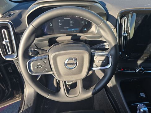Used 2025 Volvo XC40 B5 Plus image 7