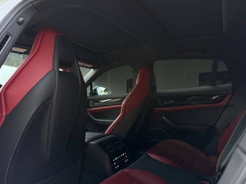 Used 2024 Porsche Panamera image 27