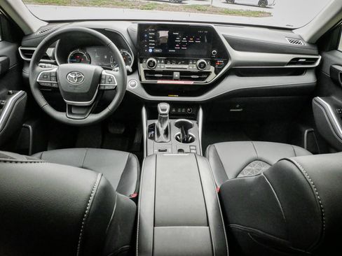 Used 2025 Toyota Highlander XLE image 27