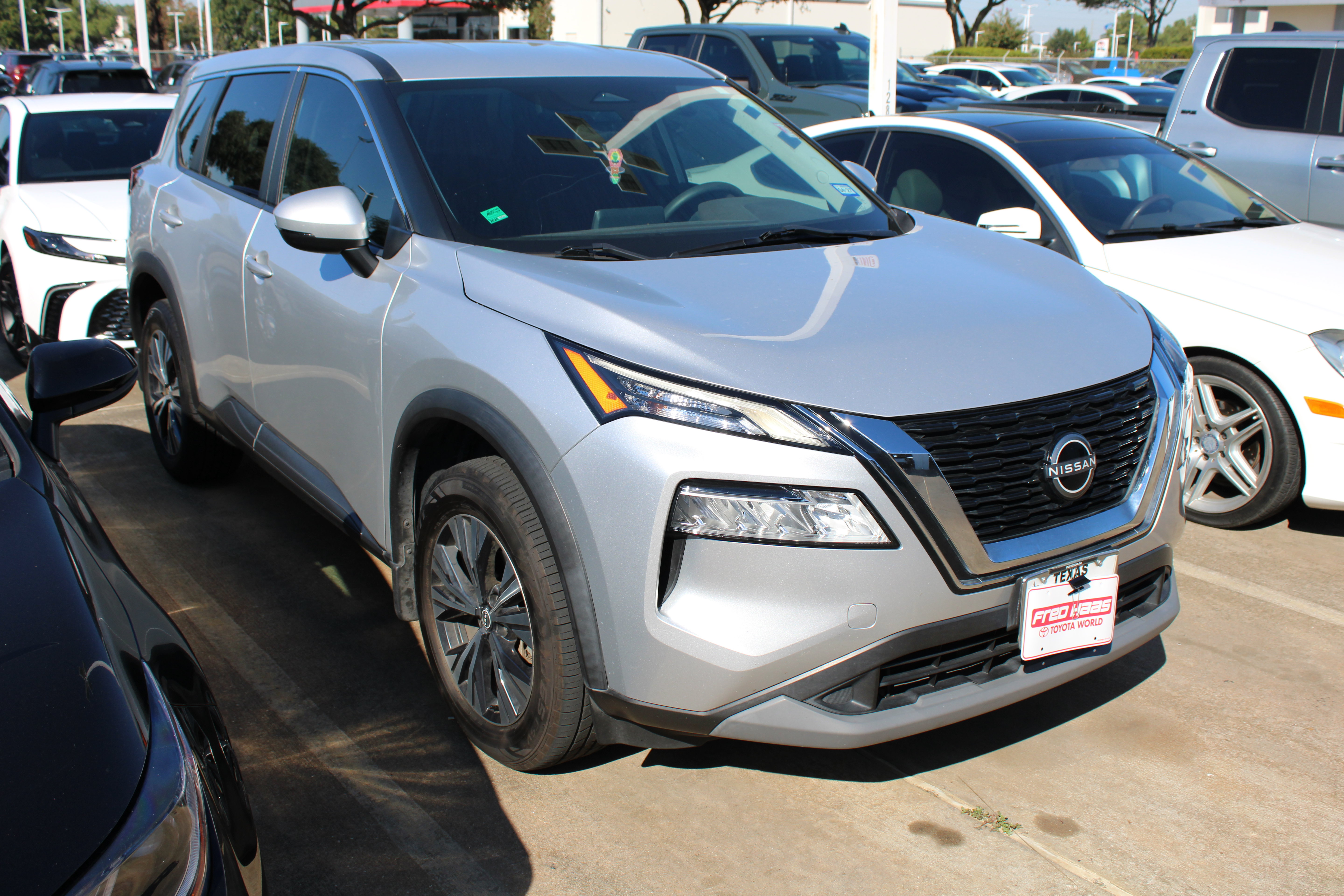 Used 2022 Nissan Rogue SV FWD image 2