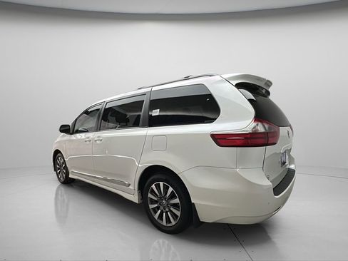 Used 2020 Toyota Sienna XLE w/ XLE Navigation Package AWD/4WD image 4