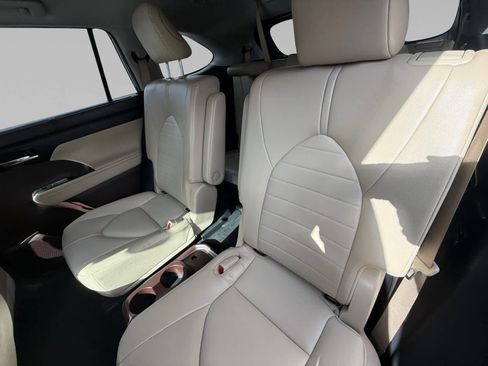 Used 2022 Toyota Highlander XLE image 12