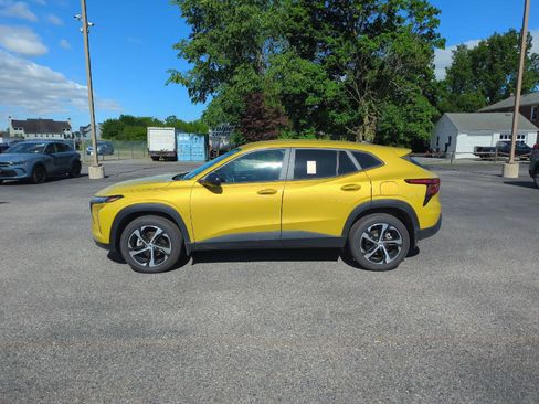 Used 2024 Chevrolet Trax RS w/ Sunroof Package FWD image 3