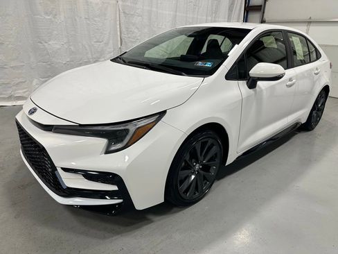 Used 2025 Toyota Corolla SE FWD image 3