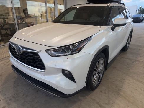 Used 2022 Toyota Highlander Platinum AWD/4WD image 3