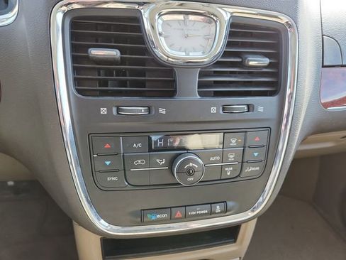 Used 2016 Chrysler Town & Country Touring image 16