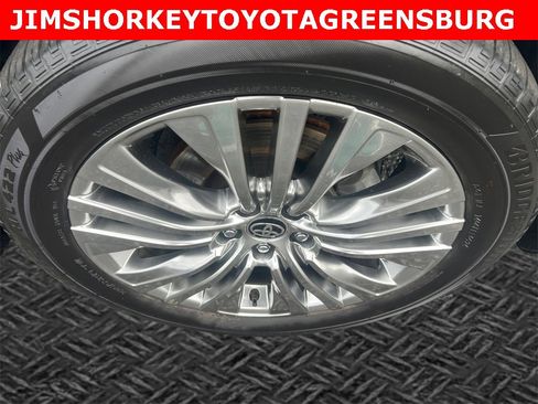 Used 2024 Toyota Venza XLE image 11