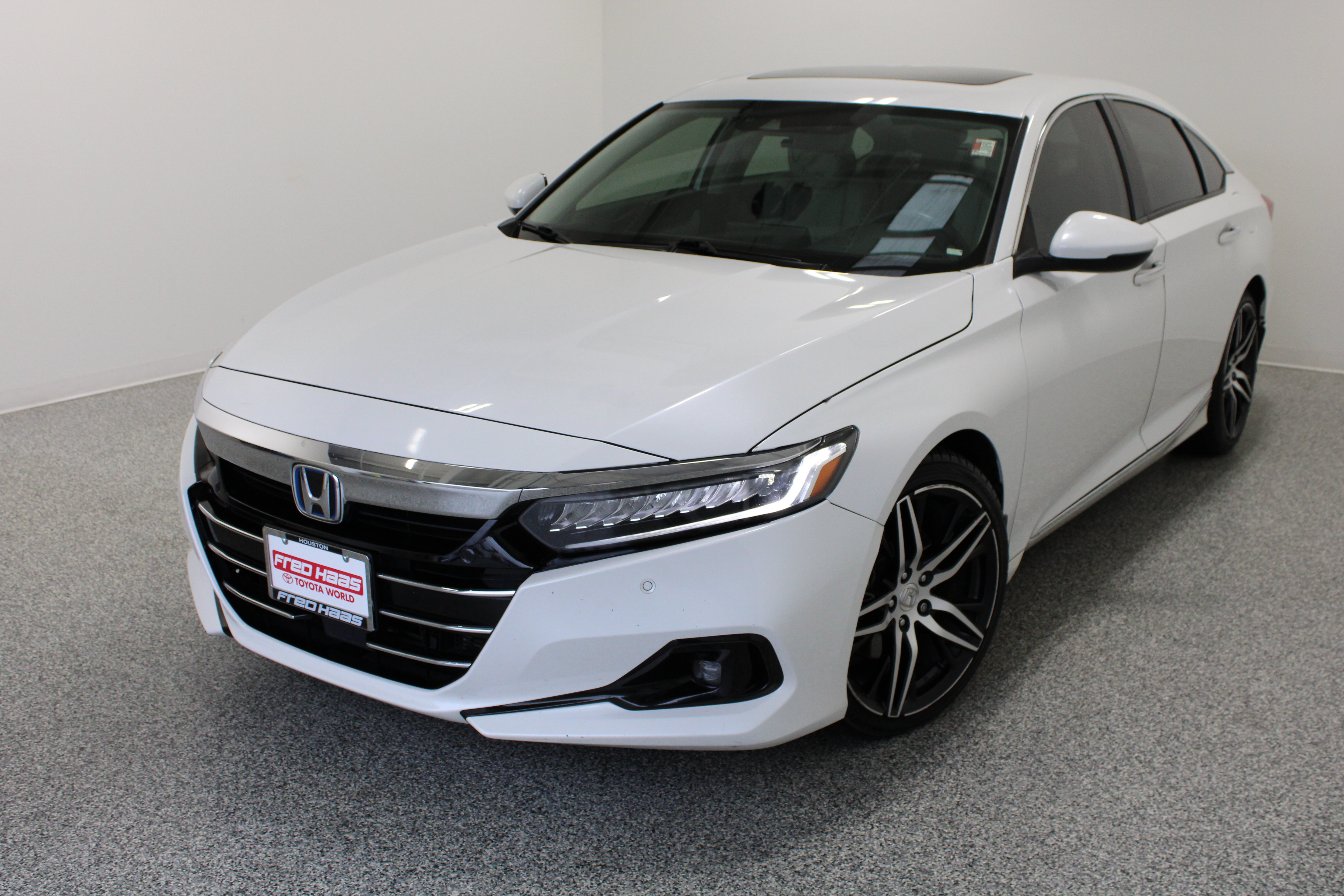 Used 2021 Honda Accord Touring image 2