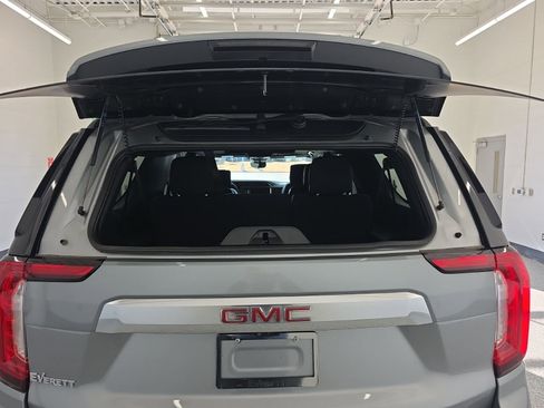 Used 2024 GMC Yukon XL Denali w/ Denali Reserve Package image 14