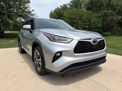Used 2021 Toyota Highlander XLE AWD/4WD image 8