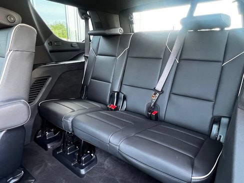 Used 2025 Cadillac Escalade Premium Luxury AWD/4WD image 19
