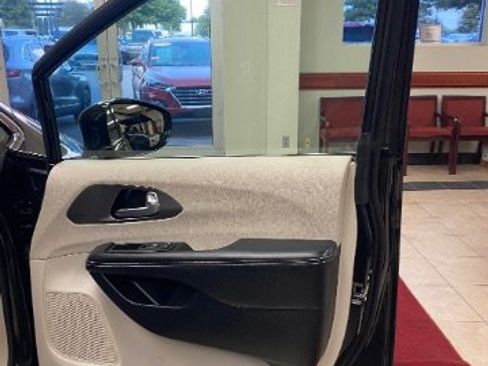 Used 2022 Chrysler Pacifica Touring-L FWD image 13