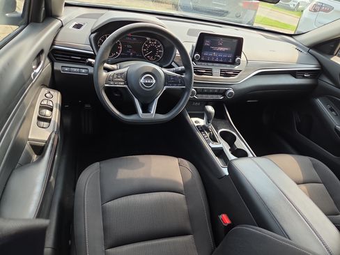 Used 2024 Nissan Altima 2.5 SV FWD image 8
