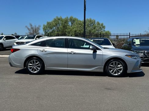 Used 2022 Toyota Avalon XLE w/ Moonroof Package FWD image 2