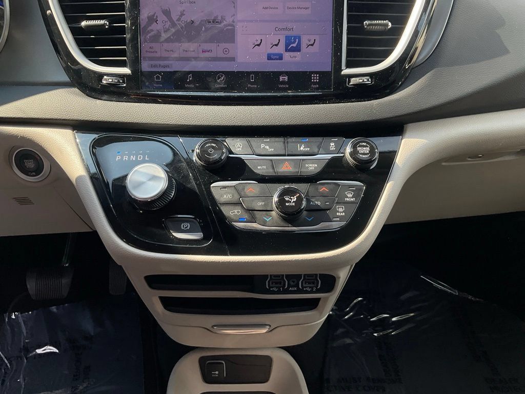 Used 2024 Chrysler Pacifica Touring-L FWD image 19