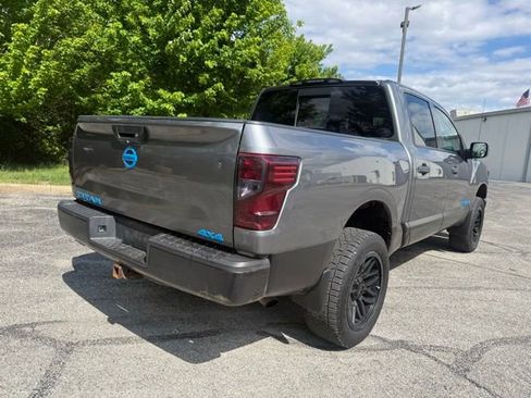 Used 2017 Nissan Titan 4x4 Crew Cab image 4