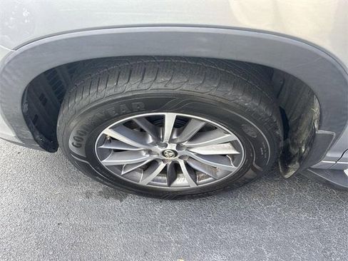 Used 2017 Toyota Highlander XLE image 3