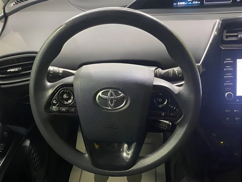 Used 2022 Toyota Prius LE image 18