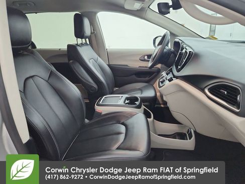 Certified 2024 Chrysler Pacifica Touring-L image 33