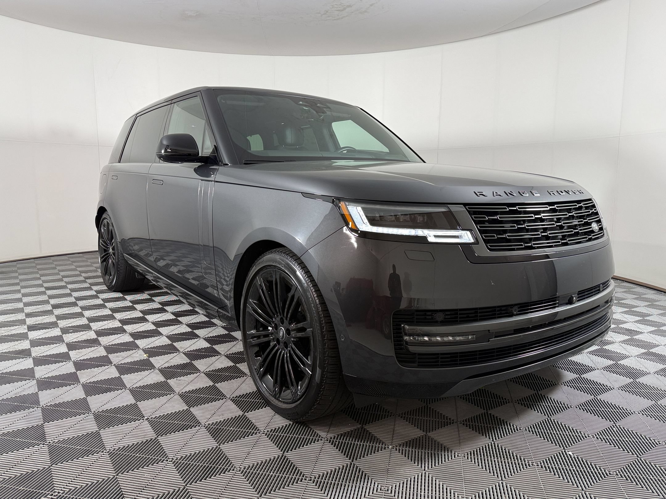 Used 2025 Land Rover Range Rover Long Wheelbase SE AWD/4WD image 7
