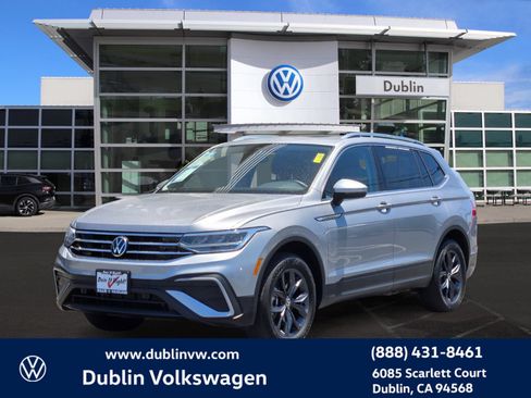 Used 2023 Volkswagen Tiguan SE w/ Panoramic Sunroof Package FWD image 8