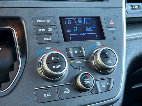 Used 2015 Toyota Sienna SE w/ SE Preferred Package FWD image 24