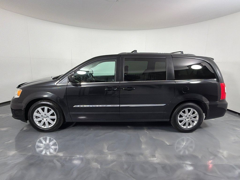 Used 2013 Chrysler Town & Country Touring FWD image 8