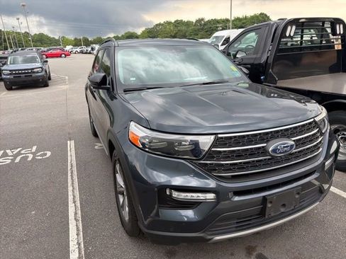 Used 2022 Ford Explorer XLT w/ Equipment Group 202A RWD image 2