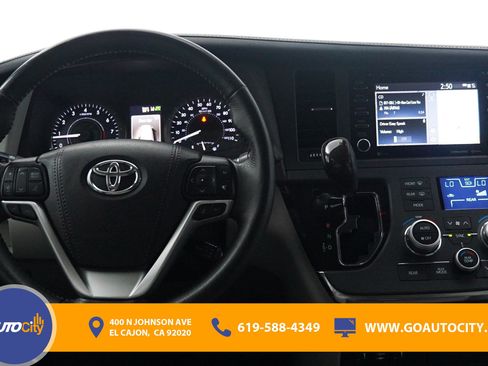 Used 2018 Toyota Sienna XLE w/ XLE Navigation Package FWD image 5
