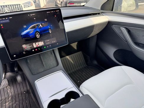 Used 2024 Tesla Model Y Long Range image 18