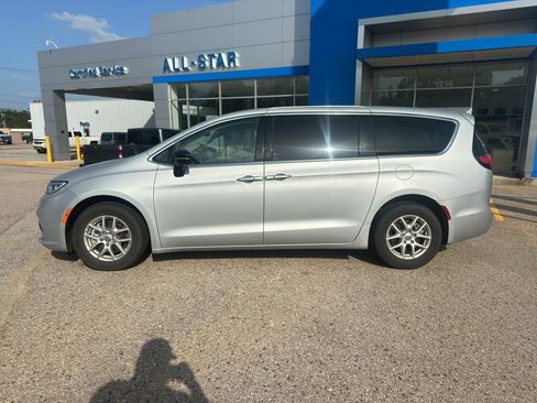 Used 2024 Chrysler Pacifica Touring-L FWD image 3