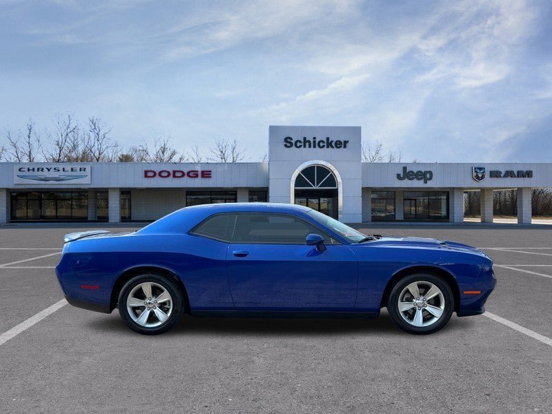 Used 2022 Dodge Challenger SXT RWD image 2