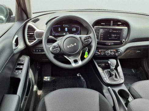 Used 2025 Kia Soul LX w/ LX Technology Package FWD image 9