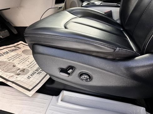 Used 2023 Chrysler Pacifica Touring-L image 33