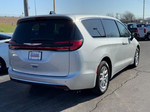 Used 2024 Chrysler Pacifica Touring-L FWD image 3