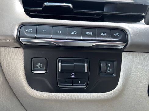 Used 2022 Cadillac Escalade Sport Platinum w/ LPO, Floor Liner Package AWD/4WD image 9