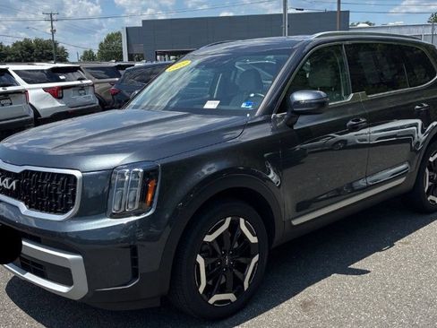 Used 2023 Kia Telluride EX w/ EX Captain's Chair Package FWD image 2