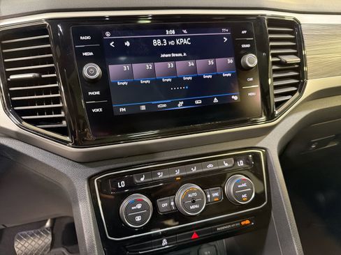 Used 2022 Volkswagen Atlas Cross Sport SE FWD image 17