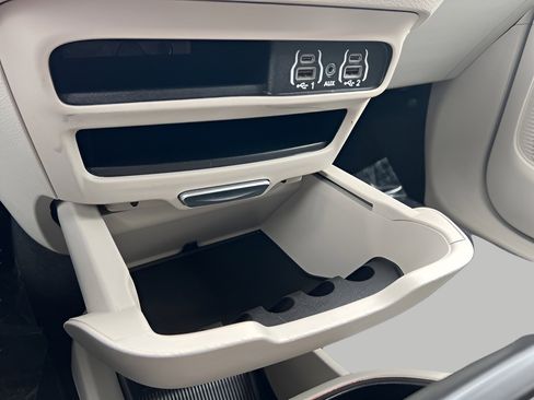 Used 2024 Chrysler Pacifica Touring-L image 42